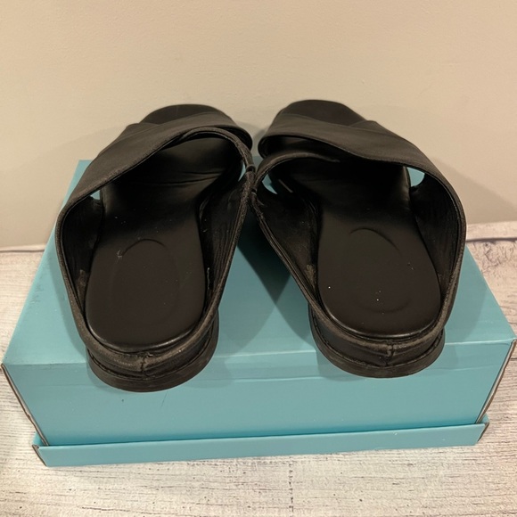 EVOLVE women Chic Black Cross-Strap Sandals/size 6 - Picture 9 of 11